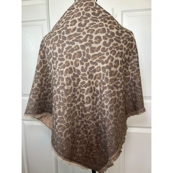 J.Jill Scarf Beautiful and Cozy Ombré Leopard Jacquard Triangle Scarf - Picture 3 of 6